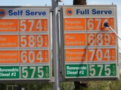 A Califórnia escolheu altos preços da gasolina – veja como baixá-los Greg Maness abastece seu carro em um posto de gasolina SoCal na Vermont Ave.