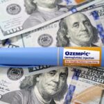 Colagem de uma caneta injetável Zepbound e caixas de Wegovy.