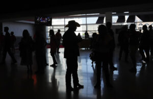 A Casa Branca incumbe o Partido Republicano de encontrar ‘americanos de verdade’ para promover sua besteira O presidente Donald Trump faz o discurso sobre o Estado da União em uma sessão conjunta do Congresso na Câmara da Câmara, no Capitólio dos EUA, em Washington, terça-feira, 24 de fevereiro de 2026. (Kenny Holston/The New York Times via AP, Pool)