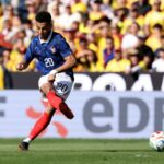 O atacante nº 10 da França, Kylian Mbappe, reage após sua tentativa de marcar um gol que não foi permitido por impedimento, durante um amistoso de futebol entre Colômbia e França no Northwest Stadium em Landover, Maryland, em 29 de março de 2026. (Foto de FRANCK FIFE / AFP)