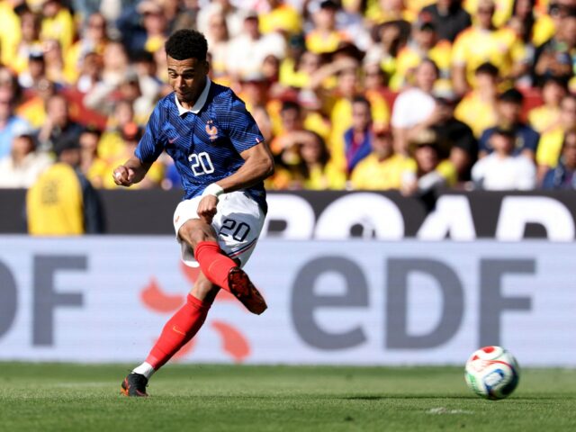 O atacante nº 10 da França, Kylian Mbappe, reage após sua tentativa de marcar um gol que não foi permitido por impedimento, durante um amistoso de futebol entre Colômbia e França no Northwest Stadium em Landover, Maryland, em 29 de março de 2026. (Foto de FRANCK FIFE / AFP)