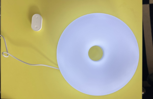 A IKEA lançou uma versão inteligente de sua lâmpada de donut viral Varmblixt – eu experimentei Uma lâmpada IKEA Varmblixt pendurada na parede