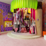 A Malibu Beach House de Hannah Montana (e seu icônico armário giratório) estarão oficialmente disponíveis para aluguel no Airbnb