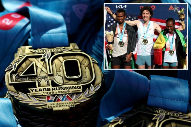 Matt Richtman cruza a linha de chegada e vence a Maratona de Los Angeles.