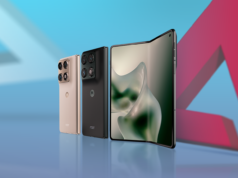 A Motorola acaba de lançar a atualização de hardware que todos queriam e a Samsung estava com muito medo de tocar Smartphone dobrável da Motorola apoiado em um pedestal branco com uma coroa dourada apoiada no canto, contra um fundo verde.