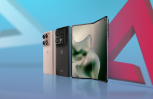 A Motorola acaba de lançar a atualização de hardware que todos queriam e a Samsung estava com muito medo de tocar Smartphone dobrável da Motorola apoiado em um pedestal branco com uma coroa dourada apoiada no canto, contra um fundo verde.