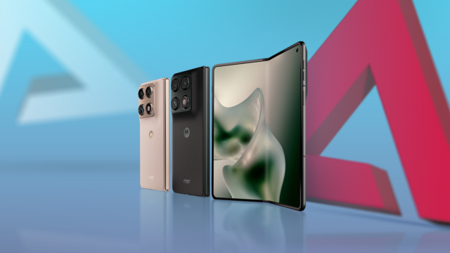 Smartphone dobrável da Motorola apoiado em um pedestal branco com uma coroa dourada apoiada no canto, contra um fundo verde.