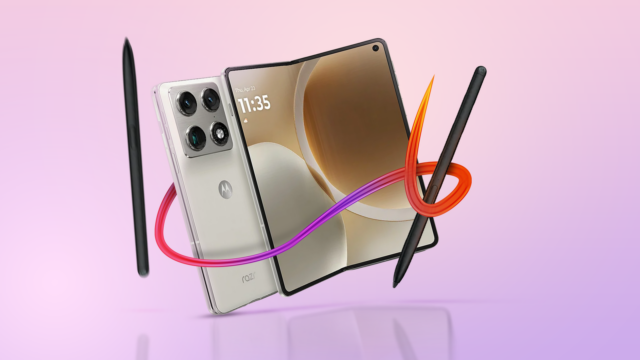 Motorola Razr Ultra ao lado de um Motorola G Play 2026