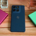 Motorola Razr Ultra ao lado de um Motorola G Play 2026