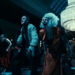 Jessie Buckley empunha uma arma