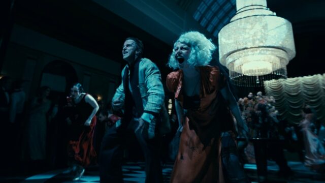 A Noiva! crítica: Maggie Gyllenhaals Frankenstein é um motim Jessie Buckley empunha uma arma