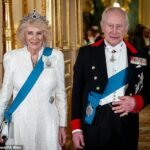 A Rainha Camilla (foto com o Rei Carlos III em 18 de março) tornou-se a primeira mulher real a ser admitida como membro da elite Garrick Club depois que este finalmente concordou em permitir membros mulheres após 193 anos