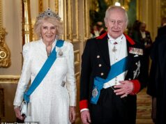A Rainha Camilla é a primeira mulher real a ser aceita como membro do Garrick Club de elite de Londres depois de quase 200 anos A Rainha Camilla (foto com o Rei Carlos III em 18 de março) tornou-se a primeira mulher real a ser admitida como membro da elite Garrick Club depois que este finalmente concordou em permitir membros mulheres após 193 anos