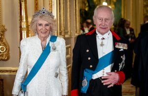 A Rainha Camilla é a primeira mulher real a ser aceita como membro do Garrick Club de elite de Londres depois de quase 200 anos A Rainha Camilla (foto com o Rei Carlos III em 18 de março) tornou-se a primeira mulher real a ser admitida como membro da elite Garrick Club depois que este finalmente concordou em permitir membros mulheres após 193 anos
