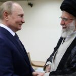 A secretária de imprensa da Casa Branca, Karoline Leavitt, fala com repórteres na Casa Branca, sexta-feira, 6 de março de 2026, em Washington. (Foto AP/Julia Demaree Nikhinson)