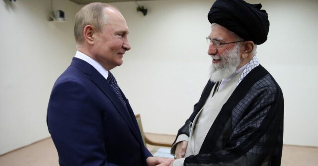 A secretária de imprensa da Casa Branca, Karoline Leavitt, fala com repórteres na Casa Branca, sexta-feira, 6 de março de 2026, em Washington. (Foto AP/Julia Demaree Nikhinson)