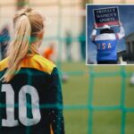 Uma jogadora de futebol loira com uniforme de goleiro