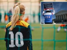 A administração Trump diz que o distrito escolar do Colorado pode ter colocado mais de 61 estudantes do sexo masculino em equipes esportivas femininas Uma jogadora de futebol loira com uniforme de goleiro