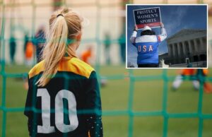 A administração Trump diz que o distrito escolar do Colorado pode ter colocado mais de 61 estudantes do sexo masculino em equipes esportivas femininas Uma jogadora de futebol loira com uniforme de goleiro