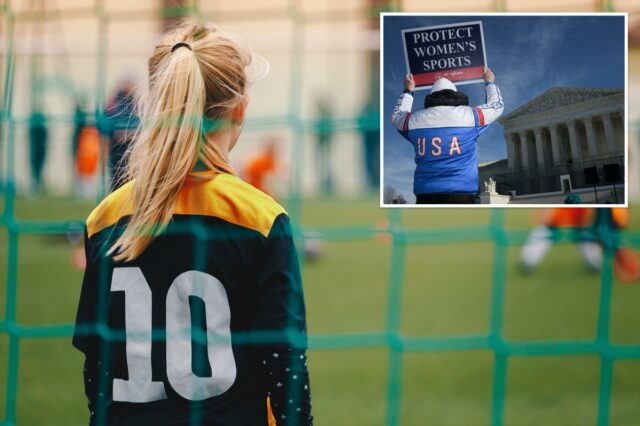 Uma jogadora de futebol loira com uniforme de goleiro 