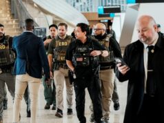 A administração Trump implanta agentes ICE em aeroportos nos EUA A administração Trump implanta agentes ICE em aeroportos nos EUA