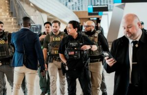 A administração Trump implanta agentes ICE em aeroportos nos EUA A administração Trump implanta agentes ICE em aeroportos nos EUA