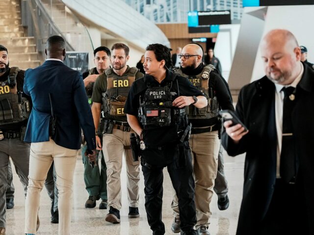 A administração Trump implanta agentes ICE em aeroportos nos EUA

