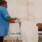 ARQUIVO- Um profissional de saúde administra a vacina contra malária R21/Matrix-M a uma criança no Centro de Saúde abrangente em Agudama-Epie, em Yenagoa, Nigéria, segunda-feira, 9 de dezembro de 2024. (AP Photo/Sunday Alamba, Arquivo)