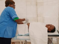 A arte do ‘acordo’ de Trump: faça o que eu quiser ou seu povo morrerá ARQUIVO- Um profissional de saúde administra a vacina contra malária R21/Matrix-M a uma criança no Centro de Saúde abrangente em Agudama-Epie, em Yenagoa, Nigéria, segunda-feira, 9 de dezembro de 2024. (AP Photo/Sunday Alamba, Arquivo)