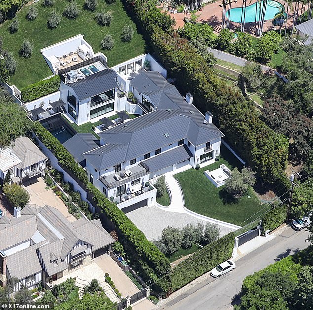 A atiradora que dirigia Tesla e que tinha como alvo A suspeita disparou vários tiros no endereço de seu veículo enquanto a estrela estava lá dentro, ninguém ficou ferido