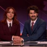 A atualização de fim de semana do 'SNL UK' zomba das mensagens confusas de Trump e do Irã sobre as negociações do acordo: 'Oh meu Deus, basta beijar já!'