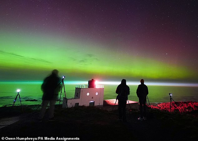 A aurora boreal deve reaparecer na Grã-Bretanha esta noite, depois Fotógrafos e observadores de estrelas observaram a aurora boreal em Northumberland na sexta-feira