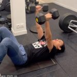 Imane Khelif estrelou um novo vídeo de treino determinado poucas horas depois que os chefes olímpicos reprimiram os atletas transgêneros e DSD