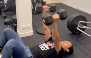 A boxeadora de gênero Imane Khelif se recusa a desistir das Olimpíadas, indo à academia horas depois que atletas trans foram banidas do esporte feminino, tendo jurado: ‘Sou uma menina – e farei um teste de sexo’ Imane Khelif estrelou um novo vídeo de treino determinado poucas horas depois que os chefes olímpicos reprimiram os atletas transgêneros e DSD