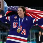 A medalhista de ouro Hilary Knight nº 21 da equipe dos Estados Unidos comemora após a cerimônia de medalha após a partida da medalha de ouro feminina contra o Canadá nos Jogos Olímpicos de Inverno de 2026 na Arena de Hóquei no Gelo Milano Santagiulia em 19 de fevereiro de 2026 em Milão, Itália.