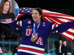 A capitã do hóquei feminino dos EUA, Hilary Knight, jogou através do MCL rasgado a caminho do ouro olímpico A medalhista de ouro Hilary Knight nº 21 da equipe dos Estados Unidos comemora após a cerimônia de medalha após a partida da medalha de ouro feminina contra o Canadá nos Jogos Olímpicos de Inverno de 2026 na Arena de Hóquei no Gelo Milano Santagiulia em 19 de fevereiro de 2026 em Milão, Itália.