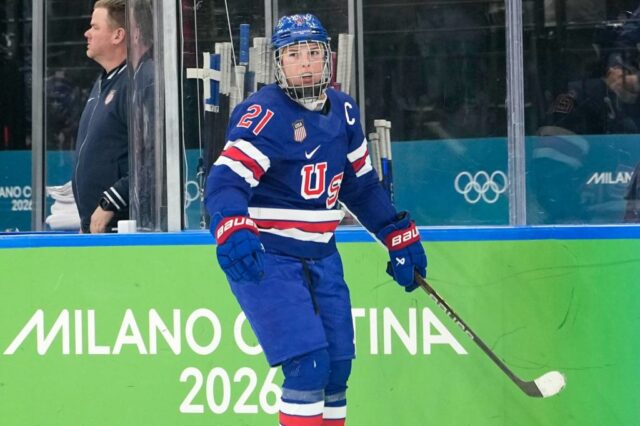A capitã vencedora da medalha de ouro dos EUA, Hilary A capitã vencedora da medalha de ouro dos EUA, Hilary Knight, revela que jogou nas Olimpíadas com um ligamento colateral rompido