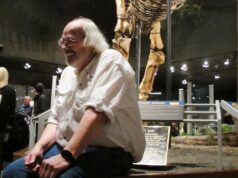 A ciência tem um problema de Epstein. Mulheres na paleontologia dizem que é um sintoma de uma misoginia mais profunda Uma mulher sorridente e tatuada com cabelo roxo claro, boné de beisebol e piercing no septo tira uma selfie ao ar livre ao lado de formações rochosas no deserto