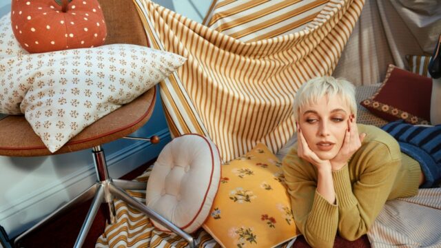 A coleção 'eclética' West Elm Home de Emma Chamberlain apresenta jarros de pombos, almofadas enfeitadas com botões e outros 'pequenos itens estranhos'
