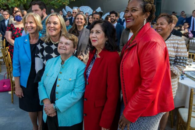 Os membros do conselho da Metro, Lindsey Horvath, Kathryn Barger, Jacquelyn Dupont-Walker e Hilda L. Solis em discussão em uma reunião do conselho da Metro.