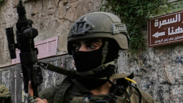 Soldados das FDI assumem posições durante um ataque do exército na cidade de Nablus, na Cisjordânia, no mês passado. Há avisos de que as forças israelitas estão a ficar demasiado sobrecarregadas. 