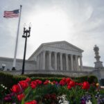 O edifício da Suprema Corte dos EUA com tulipas em primeiro plano.