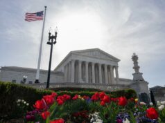 A decisão da ‘teoria da conversão’ da Suprema Corte pode condenar a censura democrata na Califórnia O edifício da Suprema Corte dos EUA com tulipas em primeiro plano.