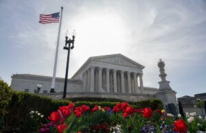 A decisão da ‘teoria da conversão’ da Suprema Corte pode condenar a censura democrata na Califórnia O edifício da Suprema Corte dos EUA com tulipas em primeiro plano.