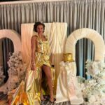 Venezuela Fury posou em frente à decoração de seu luxuoso vestido de despedida de solteira no Morecambe Football Club na quinta-feira