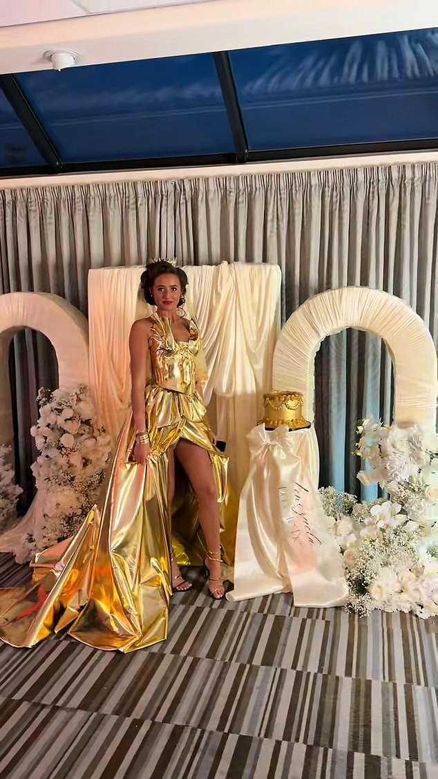 A despedida de solteira MUITO luxuosa do Venezuela Fury: futuro Venezuela Fury posou em frente à decoração de seu luxuoso vestido de despedida de solteira no Morecambe Football Club na quinta-feira