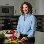 Ovos mexidos e salmão defumado em torradas integrais fornecem cerca de 30g de proteína