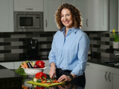 A dieta para fazer dos seus 60, 70 e 80 anos as décadas mais saudáveis de sempre Ovos mexidos e salmão defumado em torradas integrais fornecem cerca de 30g de proteína