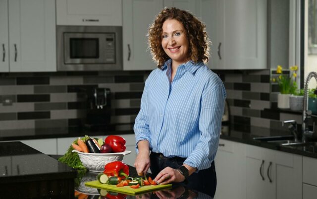 Ovos mexidos e salmão defumado em torradas integrais fornecem cerca de 30g de proteína