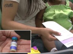 A doença mais contagiosa do mundo se espalha pela Califórnia – já que mais de 100 crianças temem ser expostas na grande cidade Uma pessoa com manga preta tocando a testa de uma criança deitada em uma cama de hospital.